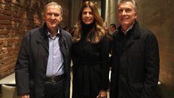 altText(Macri cerrará su campaña en Córdoba y tuvo su foto con Schiaretti (con Juliana en el medio))}