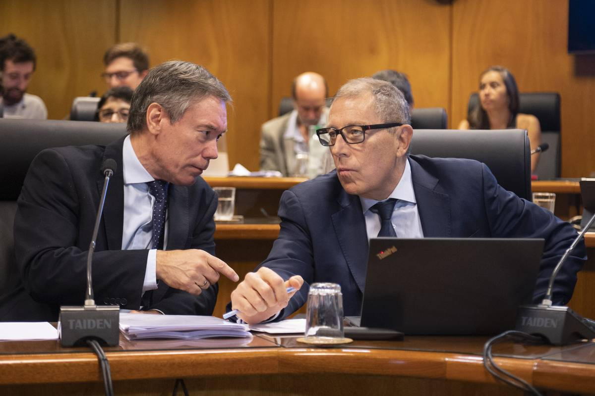 Martín Vallcorba y Gabriel Oddone, el 1° de abril, en la Comisión de Hacienda, en el edificio anexo del Palacio Legislativo. | GENTILEZA LA DIARIA Martín Vallcorba y Gabriel Oddone, el 1° de abril, en la Comisión de Hacienda, en el edificio anexo del Palacio Legislativo. | GENTILEZA LA DIARIA