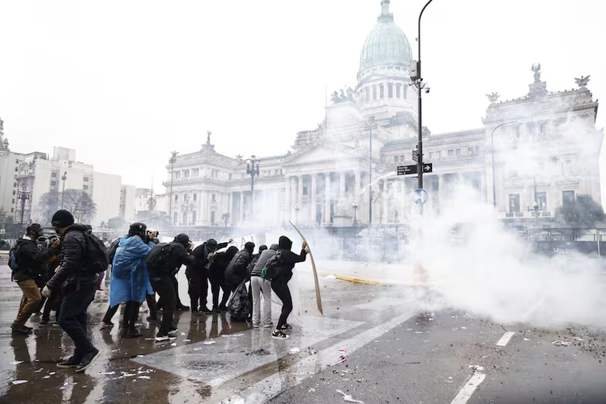 De la protesta universitaria a la violencia de los descontrolados de siempre (Foto medio La Nación) De la protesta universitaria a la violencia de los descontrolados de siempre (Foto medio La Nación)