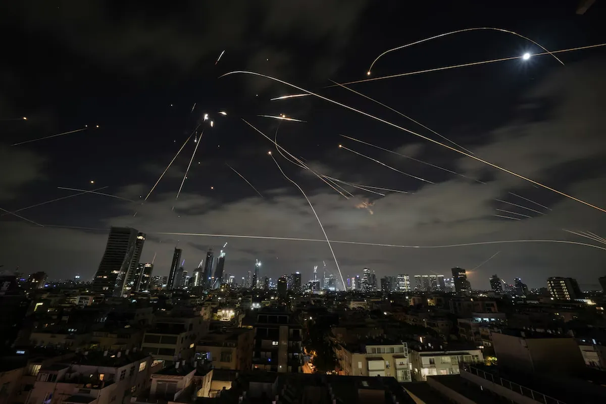 El sistema de defensa israelí Domo de Hierro dispara para interceptar misiles durante un ataque iraní contra Tel Aviv, Israel, el domingo 15 de junio de 2025 | GENTILEZA AP NEWS El sistema de defensa israelí Domo de Hierro dispara para interceptar misiles durante un ataque iraní contra Tel Aviv, Israel, el domingo 15 de junio de 2025 | GENTILEZA AP NEWS
