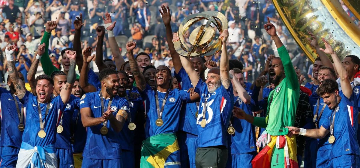 Enzo Maresca, DT del Chelsea FC, levanta la Copa. Enzo Maresca, DT del Chelsea FC, levanta la Copa.