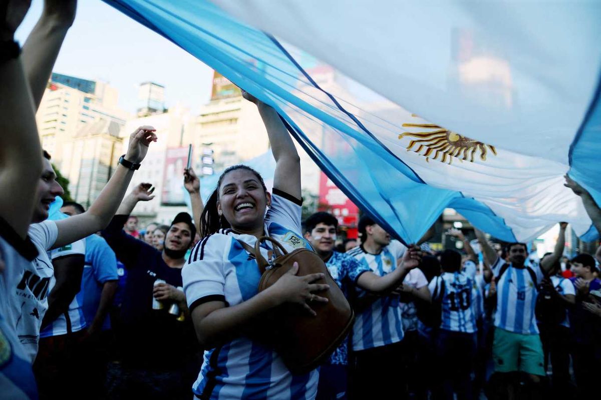 03/12/2022: Simpatizantes argentinos llegan al frente al Obelisco porteño para festejar el triunfo Australia.