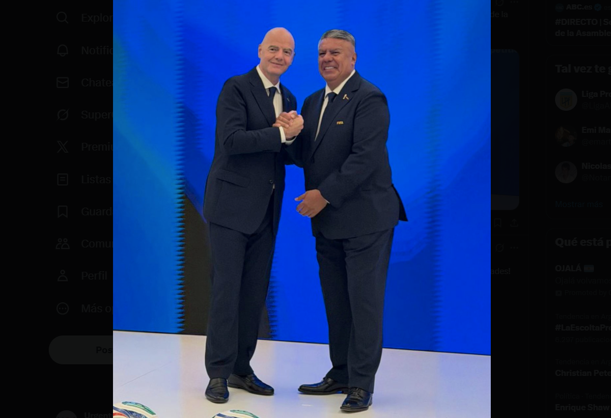 Gianni Infantino, presidente de FIFA, y Claudio Tapia, titular de la Comisión de Reglas de Juego de la FIFA. Gianni Infantino, presidente de FIFA, y Claudio Tapia, titular de la Comisión de Reglas de Juego de la FIFA.