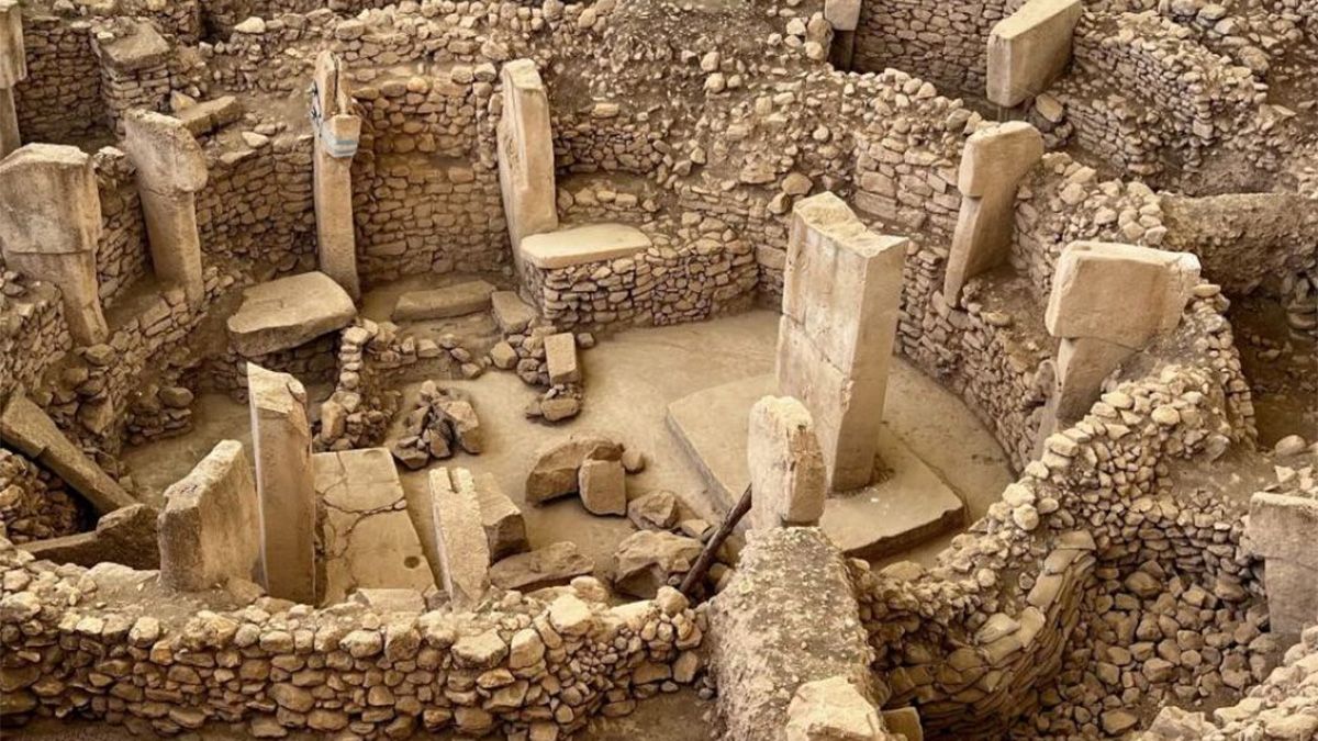 El santuario de Göbekli Tepe es el más antiguo del mundo de 11.000 años y que reescribió la historia de la humanidad. El santuario de Göbekli Tepe es el más antiguo del mundo de 11.000 años y que reescribió la historia de la humanidad.