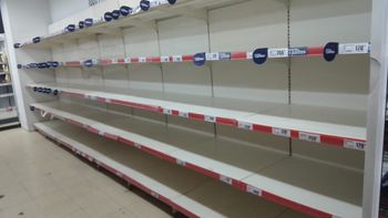 Denuncian que los empresarios no envían los productos, por ende, las góndolas están vacías. Denuncian que los empresarios no envían los productos, por ende, las góndolas están vacías.