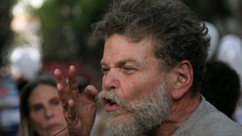 Alfredo Casero la sigue por Twitter. Alfredo Casero la sigue por Twitter.