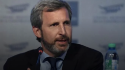 altText(Frigerio anticipó la derrota en su rostro: No alcanzó ni para el balotaje)}