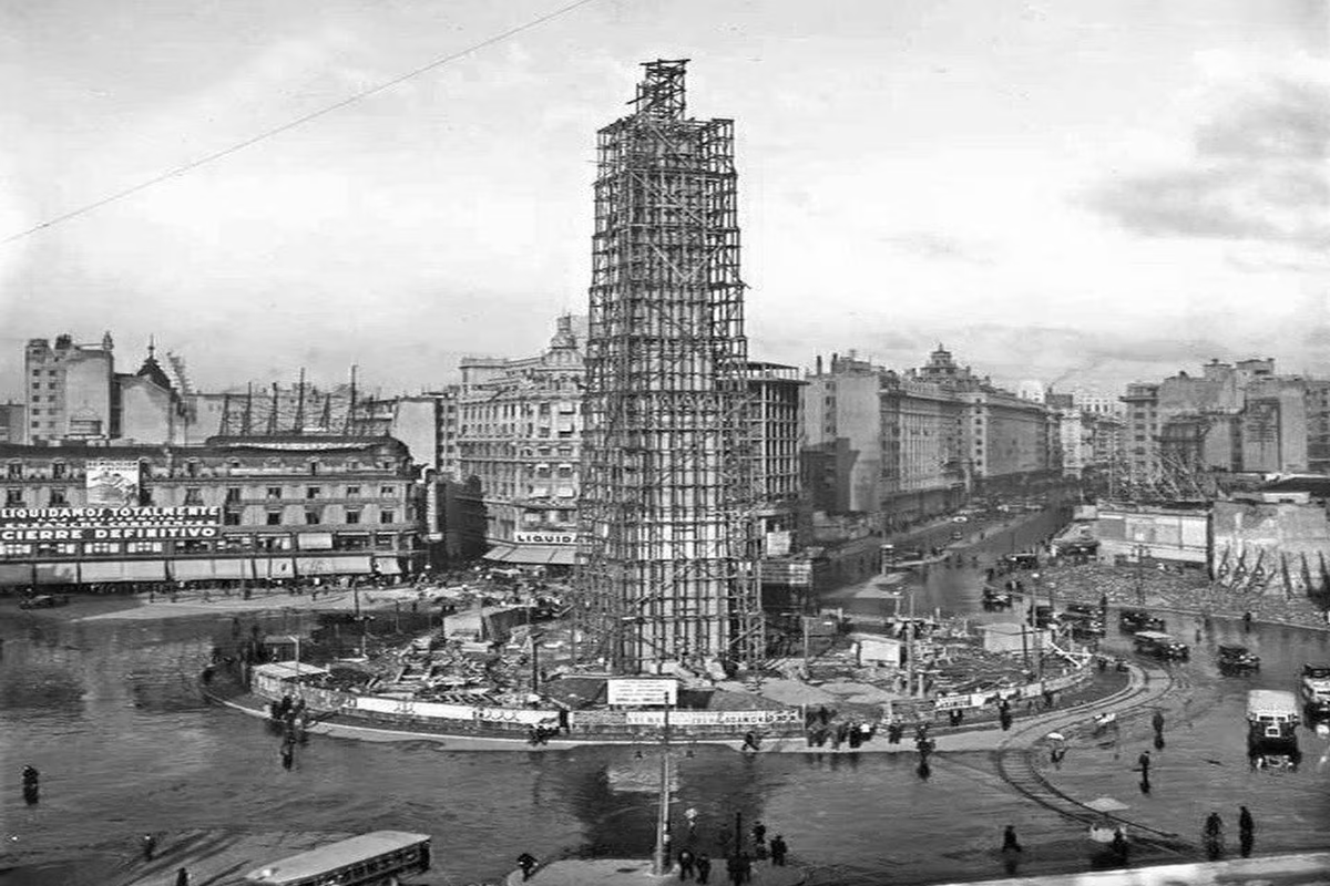 La construcción del Obelisco comenzó en marzo de 1936 y se terminó en un tiempo récord el 23 de mayo del mismo año. La construcción del Obelisco comenzó en marzo de 1936 y se terminó en un tiempo récord el 23 de mayo del mismo año.
