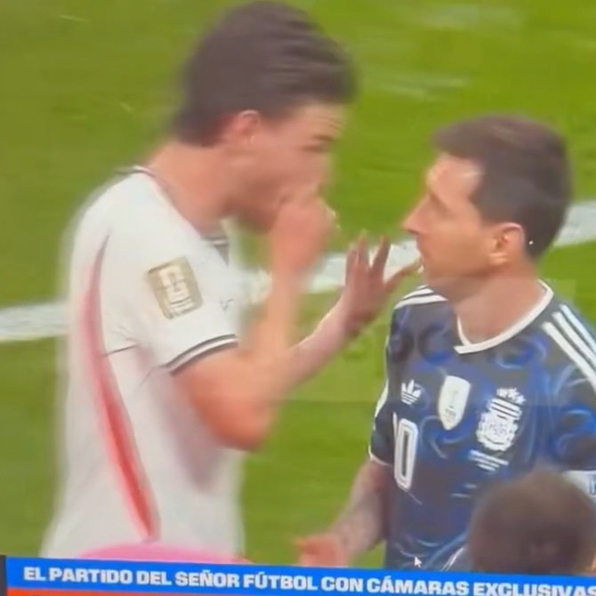 El momento en que Declan Rice se tapa la boca al hablar con Lionel Messi y que debería haberse ido expulsado, pero el capitán argentino le perdonó la vida. El momento en que Declan Rice se tapa la boca al hablar con Lionel Messi y que debería haberse ido expulsado, pero el capitán argentino le perdonó la vida.