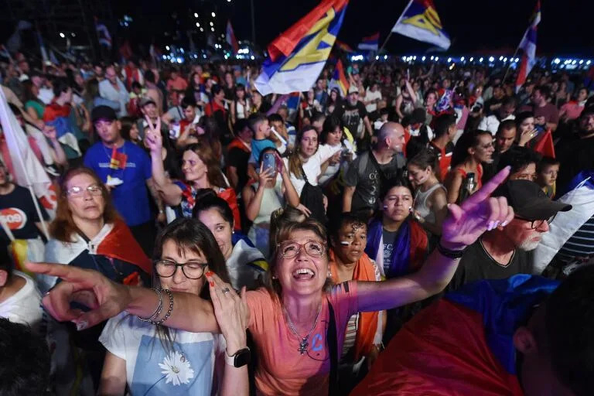 Celebran los partidarios del candidato presidencial ganador en Uruguay, Yamandu Orsi, Celebran los partidarios del candidato presidencial ganador en Uruguay, Yamandu Orsi,