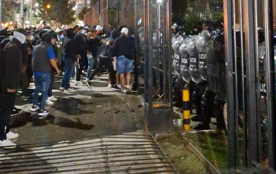 Incidentes frente a la gobernación jujeña durante la protesta policial. &nbsp;