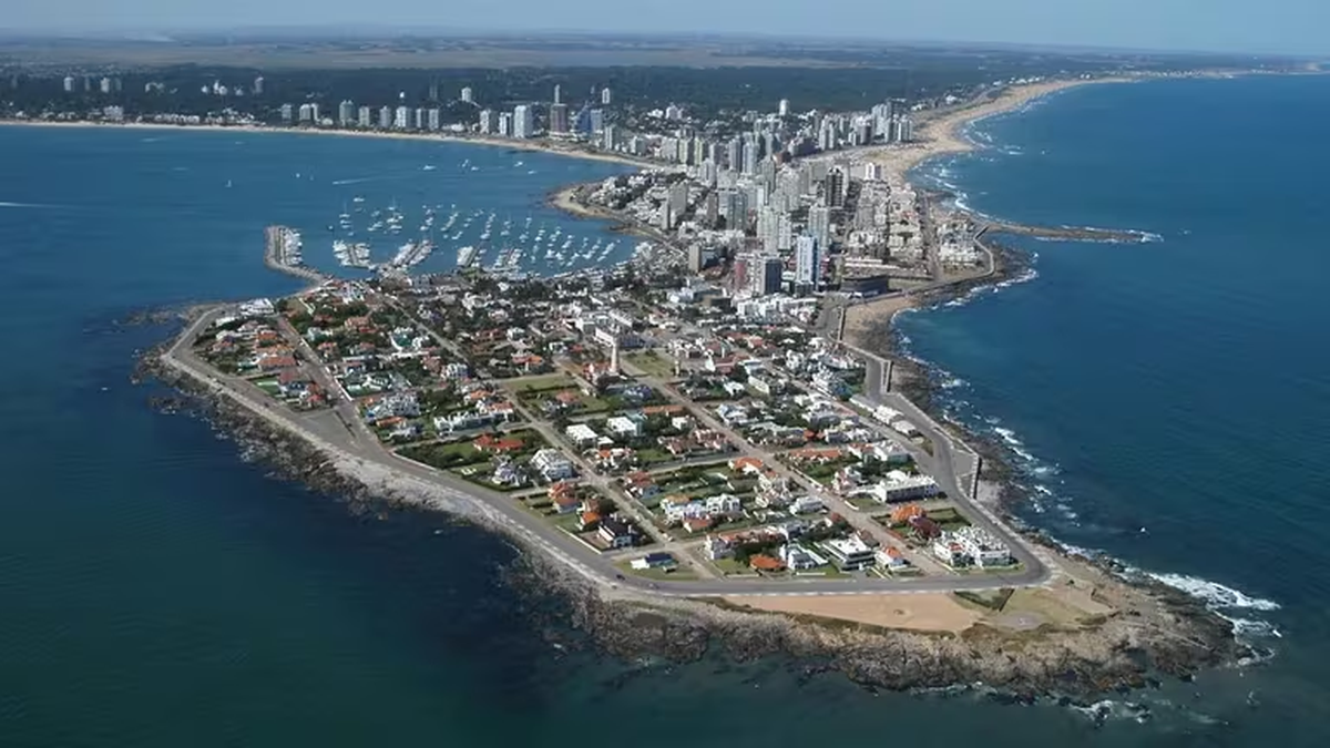 Punta del Este, locación popular turística predilecta de las celebrities, en donde es sabido que hay prostitutas vip. Punta del Este, locación popular turística predilecta de las celebrities, en donde es sabido que hay prostitutas vip.