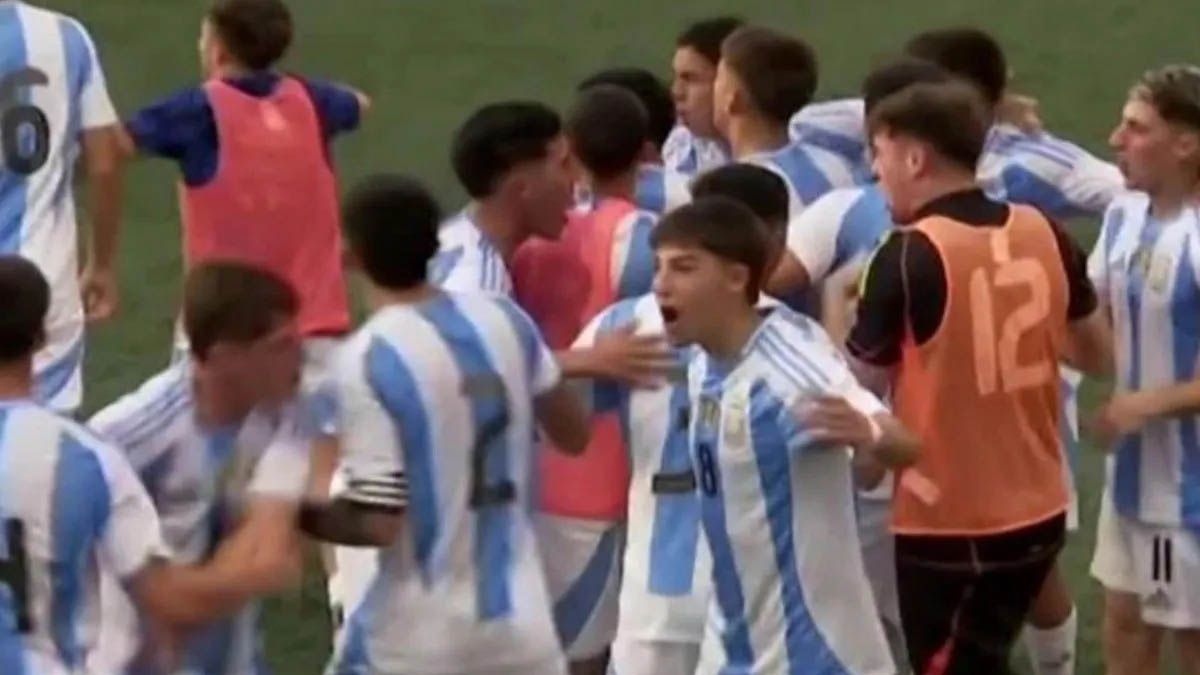 La Selección Argentina Sub20, dirigida por Diego Placente, empató 1-1 con Mauritania en el Torneo de L’Alcudia y estalló la bronca contra el árbitro. La Selección Argentina Sub20, dirigida por Diego Placente, empató 1-1 con Mauritania en el Torneo de L’Alcudia y estalló la bronca contra el árbitro.