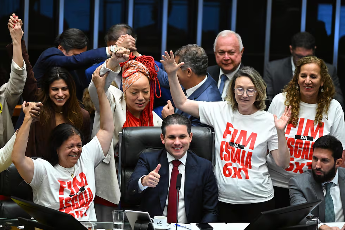 Con la ley se aboliría la llamada "escala 6x1" que rige actualmente para establecer, en cambio, dos días libres. EFE - Con la ley se aboliría la llamada "escala 6x1" que rige actualmente para establecer, en cambio, dos días libres. EFE -