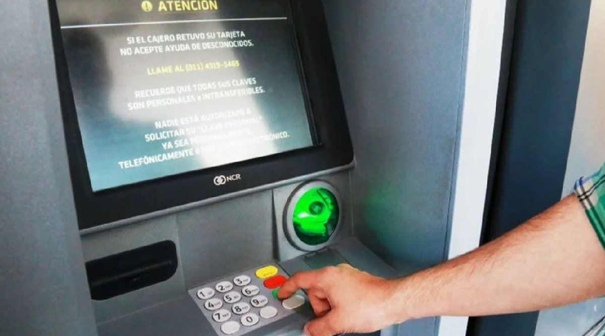 Chau a la tarjeta de débito: Así podés sacar plata del cajero solo con el celular
