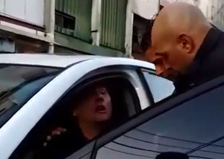 Lewicki increpando a un policía: Documento de la agencia El Vigía.