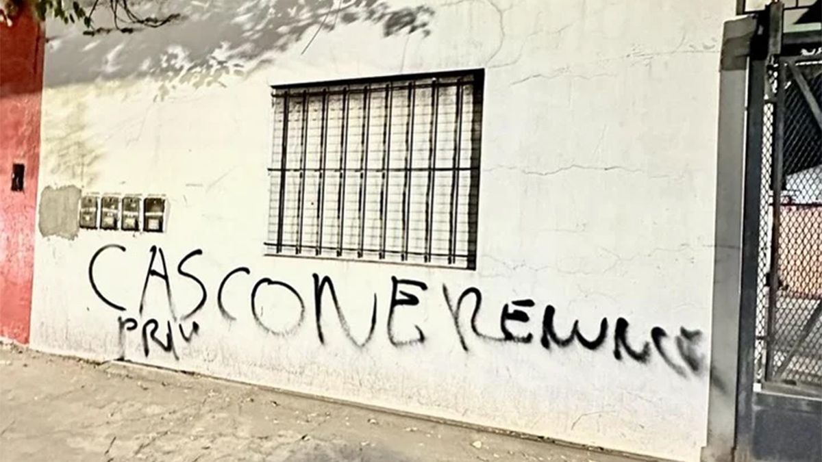 Los Andes está viviendo una guerra de barras y, ahora, el domicilio del secretario Ariel Cascone fue atacado con explosivos y pintadas en las paredes. (Foto: Gentileza: Los Andes)