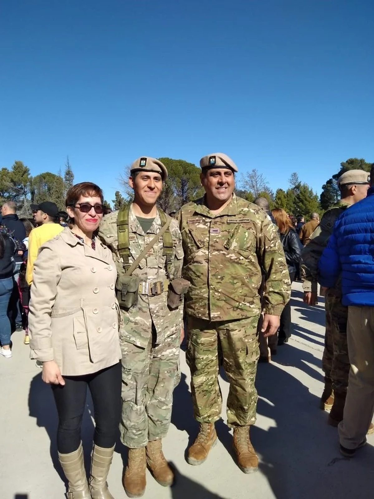 Foto del soldado Pablo Córdoba, junto a sus padres, en el Regimiento de Zapala.