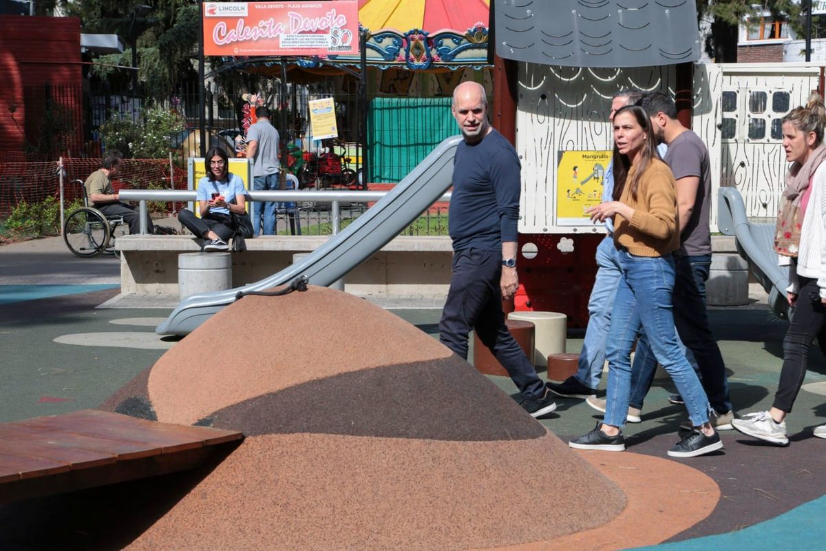 Rodríguez Larreta en espacios de juegos junto a funcionarios comunales en Villa Devoto Rodríguez Larreta en espacios de juegos junto a funcionarios comunales en Villa Devoto