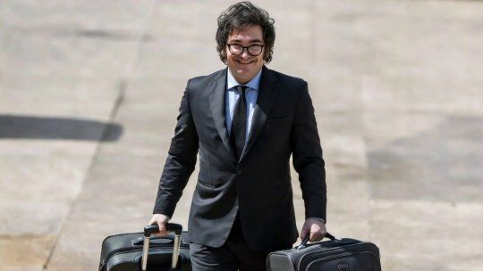 Javier Milei arma las valijas para otro (y van...) viaje a USA. Javier Milei arma las valijas para otro (y van...) viaje a USA.