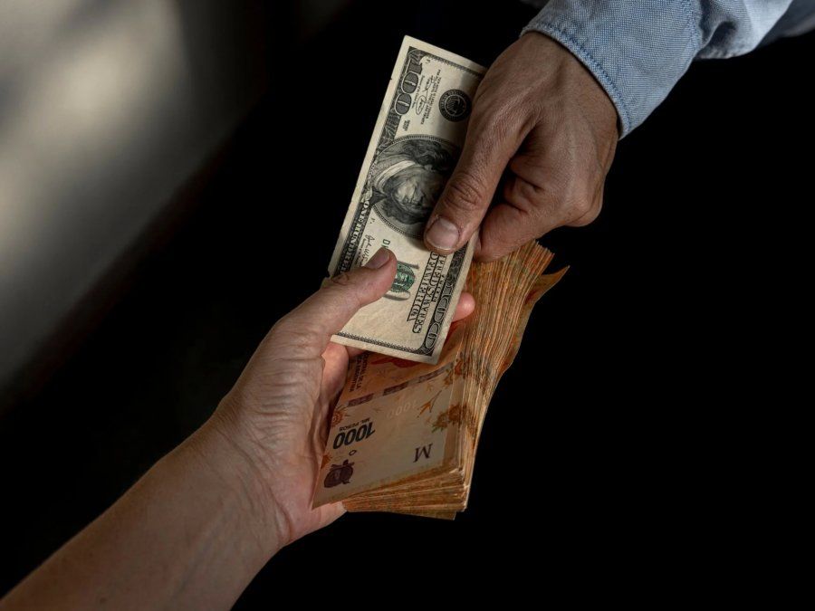 El dólar blue sigue un ascenso muy preocupante mientras Javier Milei advierte que la hiperinflación está a la vuelta de la esquina.