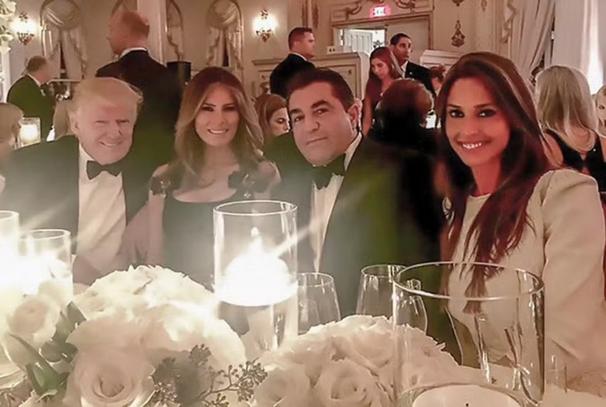 Amanda, su ex esposo, Trump y Melania. | En 2025, esta ex modelo fue deportada de Estados Unidos a Brasil al ser hallada sin documentación vigente en un operativo del ICE. Asevera que esto sucedió por la influencia directa de su ex marido, cercano a Trump. Amanda, su ex esposo, Trump y Melania. | En 2025, esta ex modelo fue deportada de Estados Unidos a Brasil al ser hallada sin documentación vigente en un operativo del ICE. Asevera que esto sucedió por la influencia directa de su ex marido, cercano a Trump.