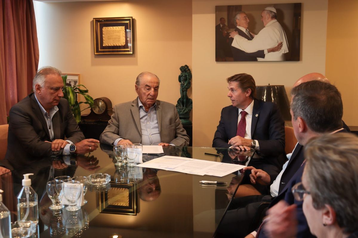 En pleno los firmantes del acuerdo En pleno los firmantes del acuerdo 