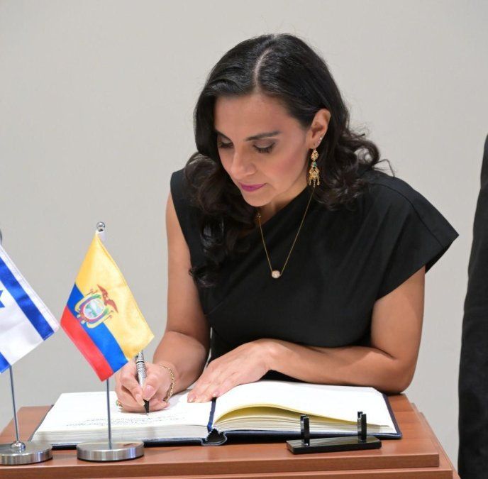 Verónica Abad lapidaria con Daniel Noboa.
