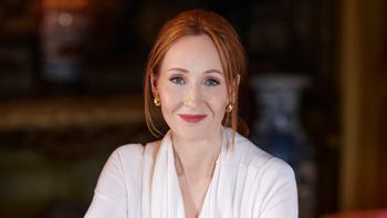 Famosa por crear a Harry Potter, uno de los magos más famosos de la literatura universal, J.K. Rowling tuvo un inicio difícil y controversias sobre la biología. Famosa por crear a Harry Potter, uno de los magos más famosos de la literatura universal, J.K. Rowling tuvo un inicio difícil y controversias sobre la biología.