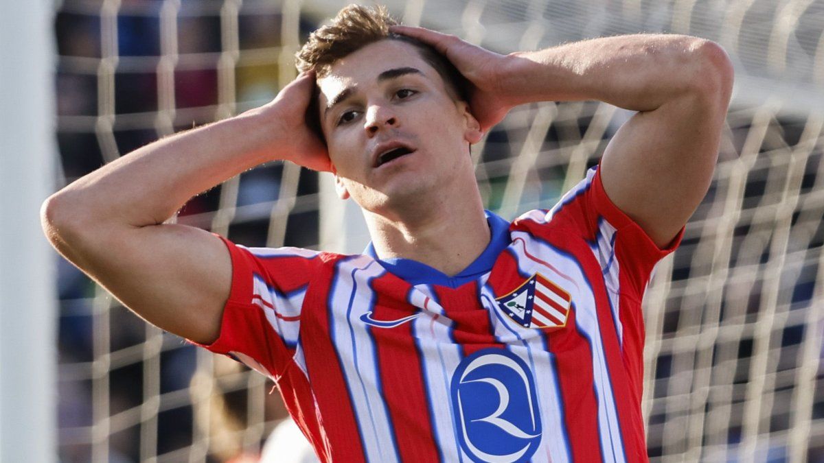 Julián Álvarez, nuevamente apartado del baile. ¿Ensañamiento contra la Araña o contra el Atlético de Madrid? Foto: EFE - Sergio Pérez. Julián Álvarez, nuevamente apartado del baile. ¿Ensañamiento contra la Araña o contra el Atlético de Madrid? Foto: EFE - Sergio Pérez.