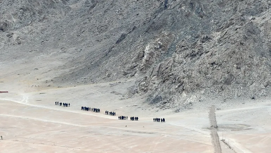 BRICS sesionará con acuerdo: Soldados indios caminan cerca de Leh, capital de Ladakh.