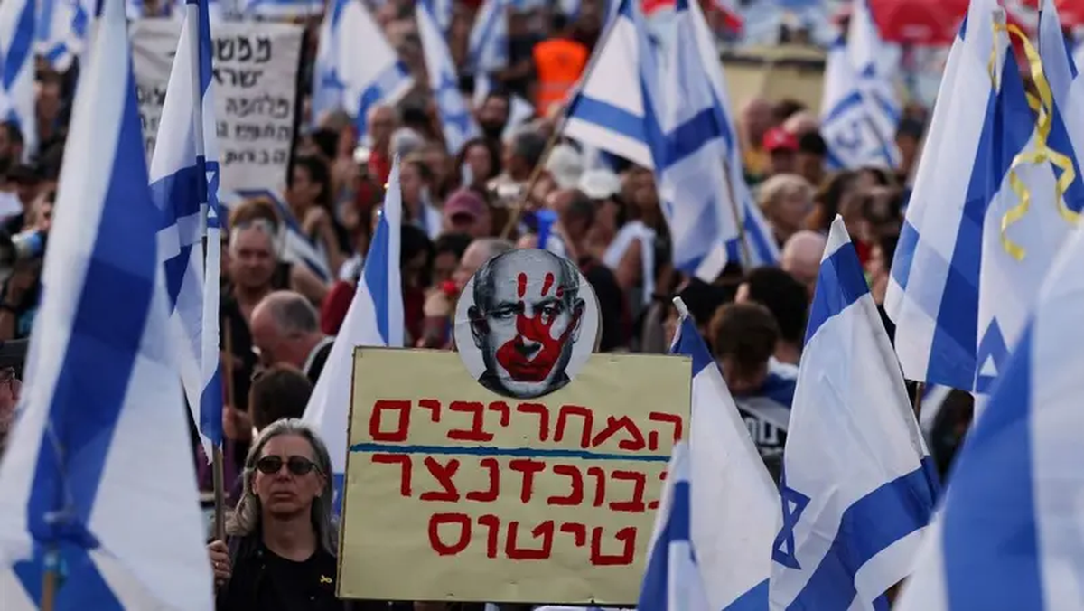 Pancarta en la protesta en Israel por 3er. d&iacute;a consecutivo reclamando la renuncia de Benjamin Netanyahu.