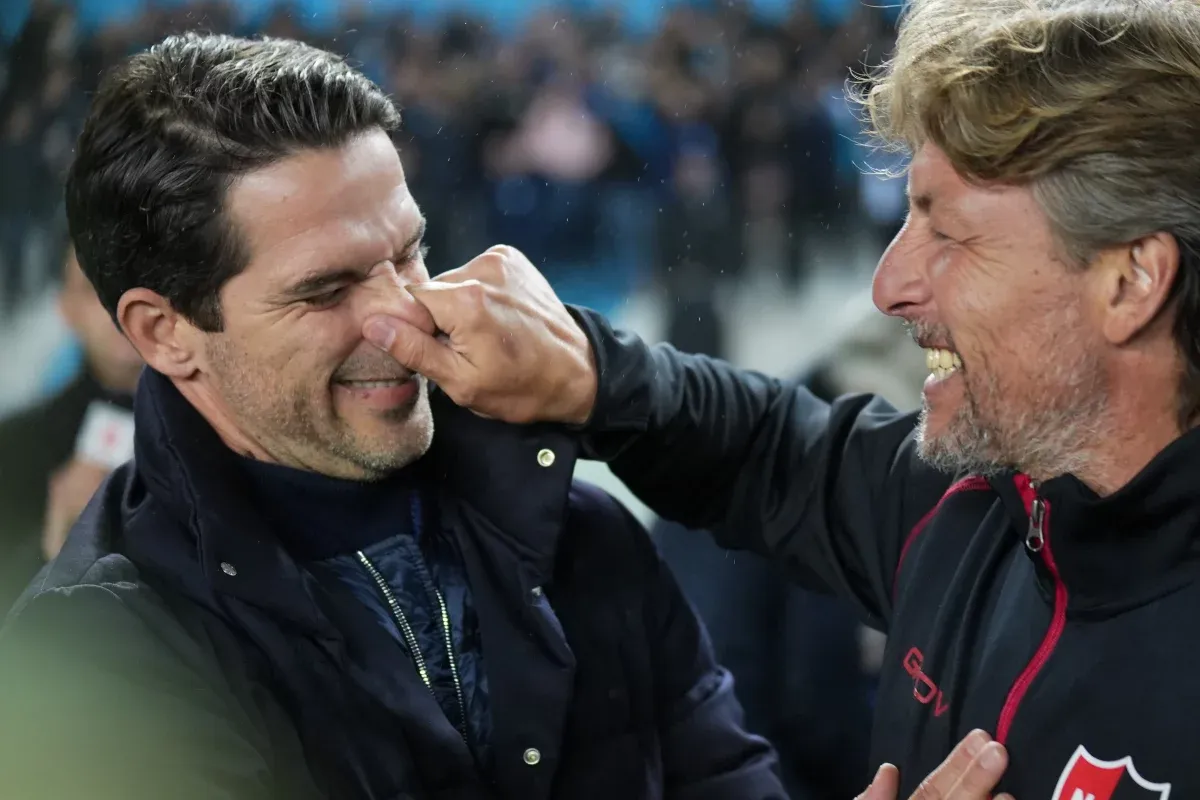 Dos viejos conocidos saludándose y bromeando previo al juego: Fernando Gago (Racing Club) y Gabriel Heinze (Newells Old Boys). (Foto: Noticias Argentinas).