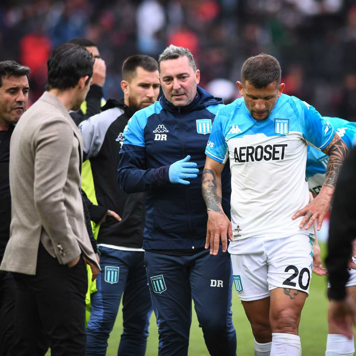 Vecchio camina lesionado ante la mirada de Gago (de saco biege). Año 2022. Vecchio camina lesionado ante la mirada de Gago (de saco biege). Año 2022. 