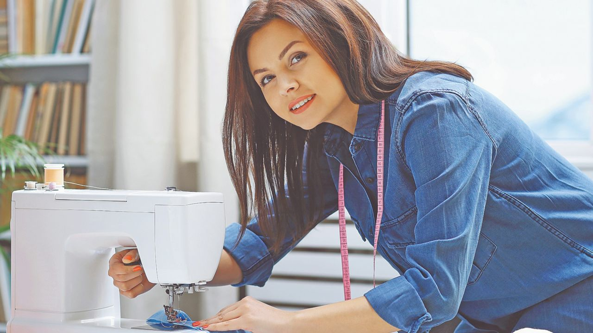 El 14 de octubre se celebra el Día Mundial de la Costurera, una fecha creada especialmente para homenajear a un oficio milenario que sigue siendo relevante hasta el día de hoy. El 14 de octubre se celebra el Día Mundial de la Costurera, una fecha creada especialmente para homenajear a un oficio milenario que sigue siendo relevante hasta el día de hoy.