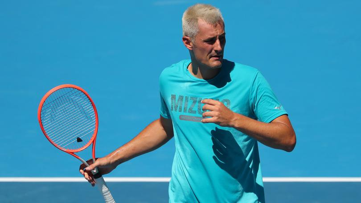 Bernard Tomic cayó eliminado del Australian Open en primera ronda y aseguró tener Covid-19 en medio del partido.