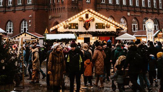Puestos iluminados y aromas invernales en el mercadillo navideño de Gdansk, elegido como el mejor de Europa según European Best Destinations. Puestos iluminados y aromas invernales en el mercadillo navideño de Gdansk, elegido como el mejor de Europa según European Best Destinations.