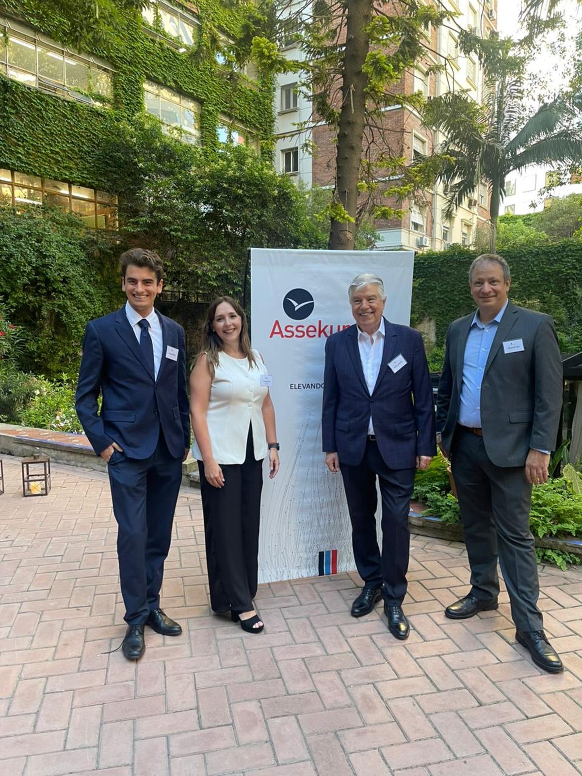 De izq. a der.: Valentino Bustos, CEO de la controlada de vuelos privados Classe Stelle; Carolina Arbe, directora de Marketing Global; Juan Ángel González Insaurralde y Sebastián Galletto, CEO de Assekuransa. De izq. a der.: Valentino Bustos, CEO de la controlada de vuelos privados Classe Stelle; Carolina Arbe, directora de Marketing Global; Juan Ángel González Insaurralde y Sebastián Galletto, CEO de Assekuransa.