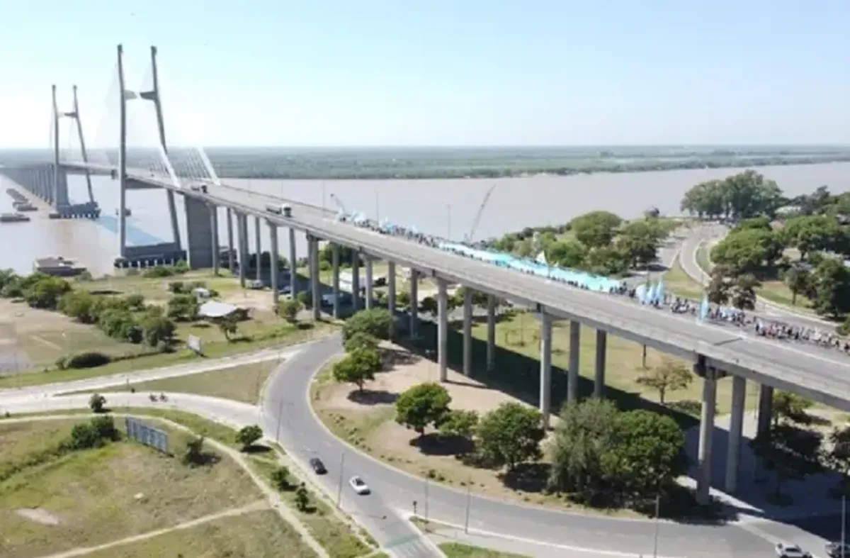 El puente Rosario-Victoria, inaugurado en 2003, constituye una de las infraestructuras viales estratégicas más importantes del país. El puente Rosario-Victoria, inaugurado en 2003, constituye una de las infraestructuras viales estratégicas más importantes del país. 