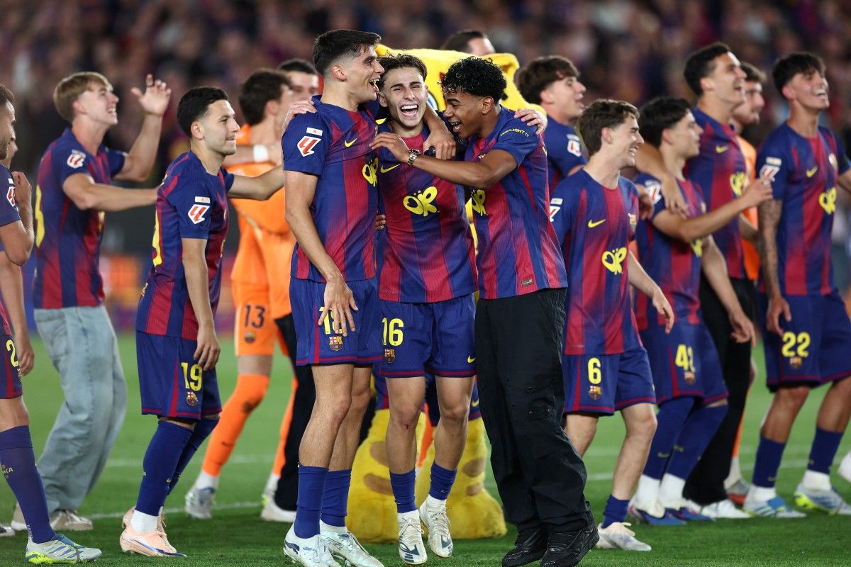 Lamine Yamal celebra en la cancha el título de LaLiga con el Barcelona, antes de que su gesto con la bandera palestina durante la rúa desatara una polémica internacional. Lamine Yamal celebra en la cancha el título de LaLiga con el Barcelona, antes de que su gesto con la bandera palestina durante la rúa desatara una polémica internacional.