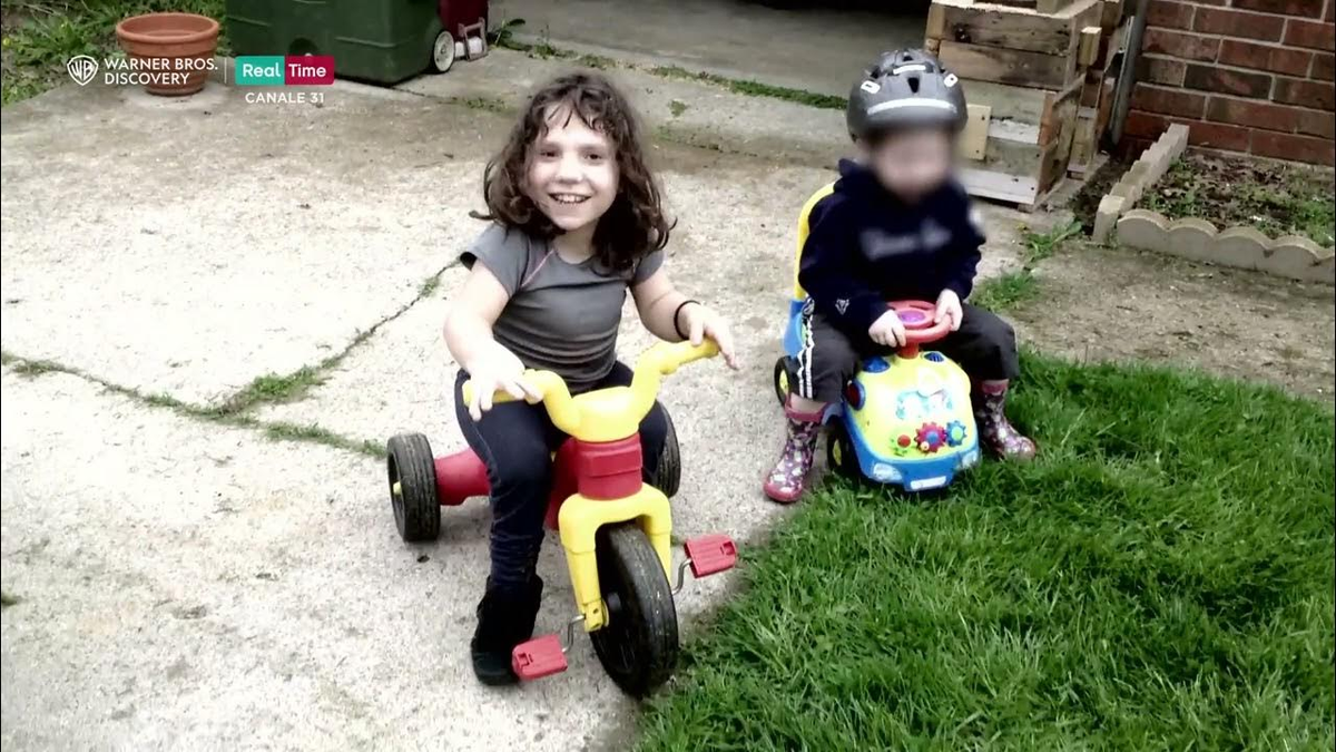 La edad de Natalie es un misterio enorme. ¿Niña con enanismo o niña aprovechadora? La edad de Natalie es un misterio enorme. ¿Niña con enanismo o niña aprovechadora?