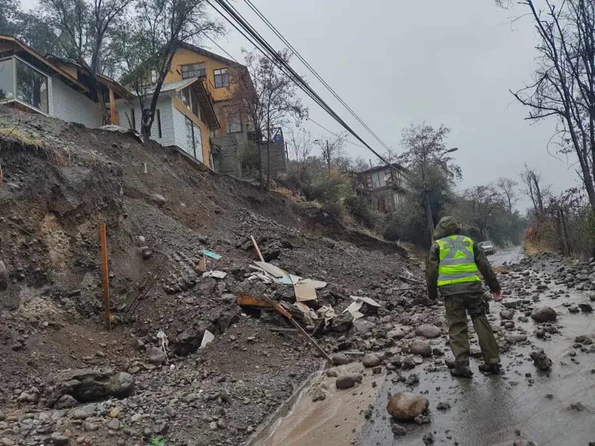 A raíz del sistema frontal, Carabineros presta ayuda para despejar ruta en San José de Maipo Alto, en el sector de subida El Esfuerzo, hacia la Población La Victoria.