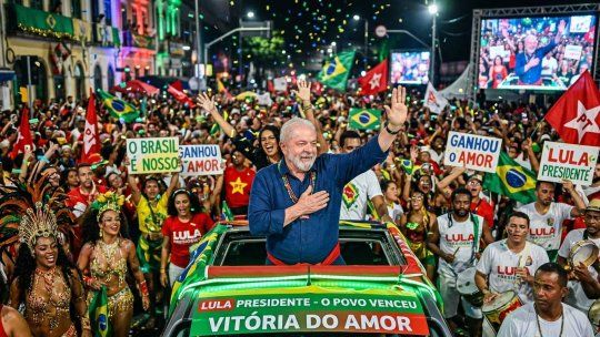 Imagen creada con la IA de Gemini en la que se ve a Lula da Silva festejando su triunfo tras el balotaje del domingo.