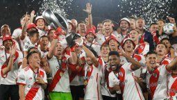 River Plate y Boca Juniors compiten por ver quién tiene más títulos en el fútbol Argentino.