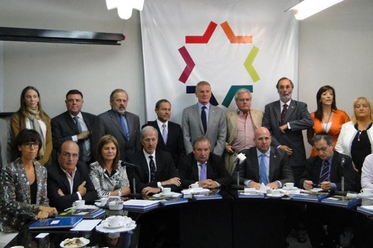 Los diputados opositores y las autoridades de AMIA y DAIA.