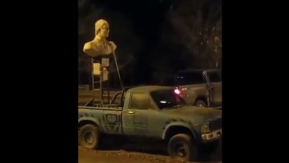 Quiso tirar un busto de Néstor Kirchner y volcó la camioneta