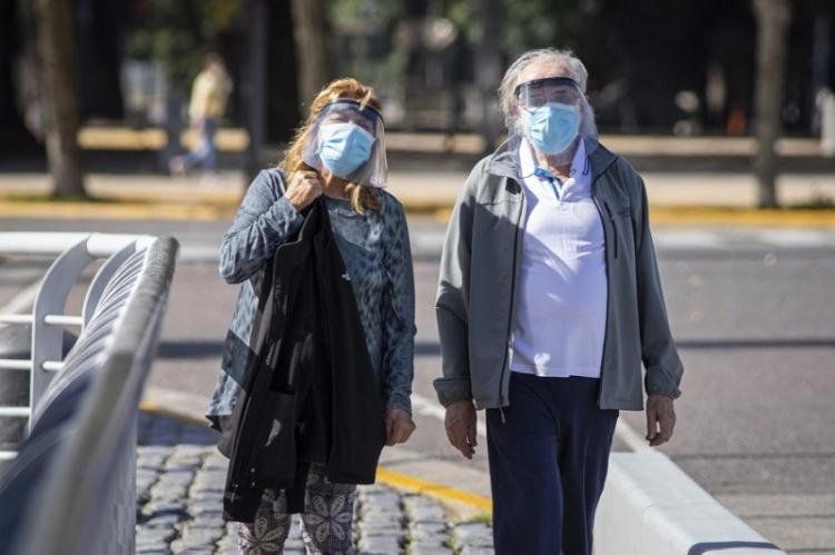 A pesar de que la medida rige a partir de mañana en algunas partes del país, este domingo muchos se volcaron a las calles a caminar. Foto: NA