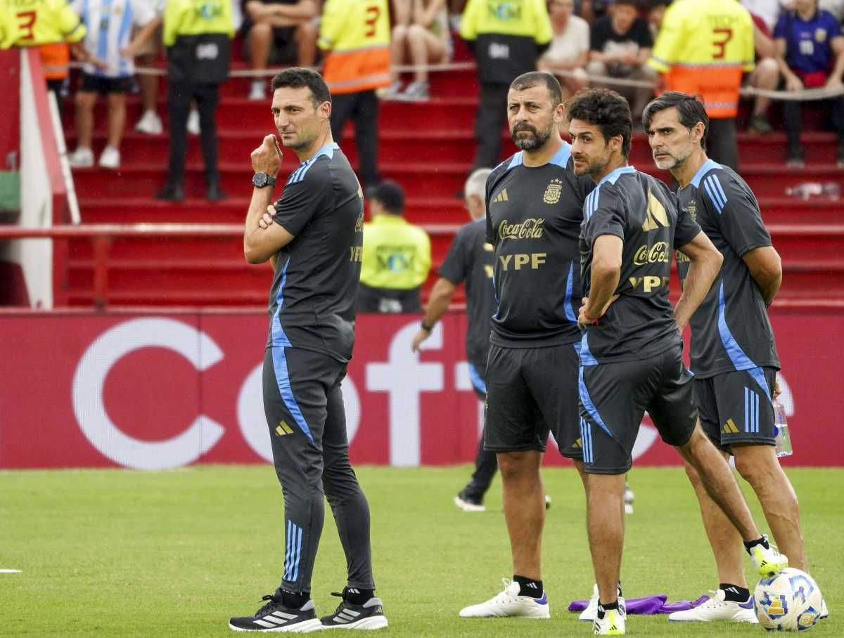 El cuerpo técnico de Argentina mira el entrenamiento del equipo en la cancha de Huracán El cuerpo técnico de Argentina mira el entrenamiento del equipo en la cancha de Huracán