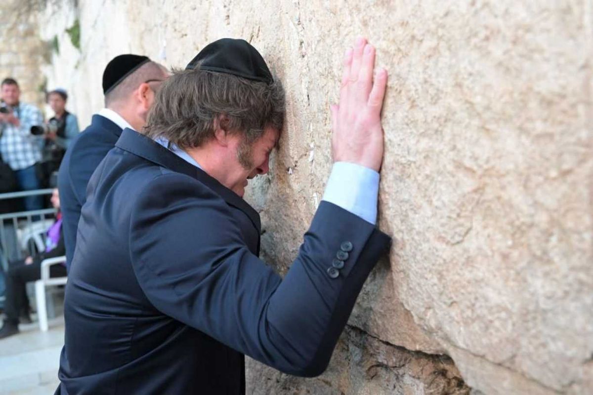 Macabeos tiene una lectura política de Javier Milei, estudiante de la Torah. Aquí en el Muro de los Lamentos, Jerusalén.