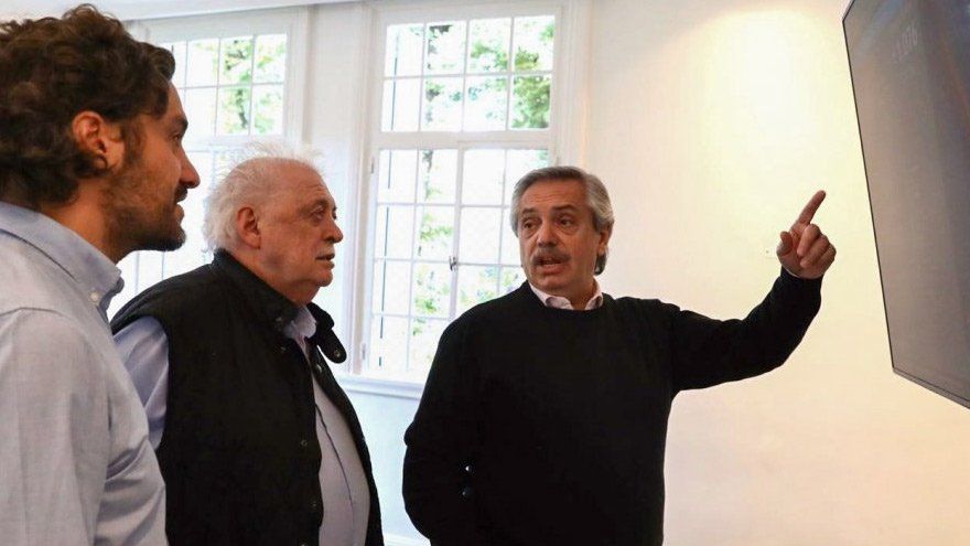 Alberto Fernández, junto al jefe de Gabinete, Santiago Cafiero, y el ministro de Salud, Ginés González García.